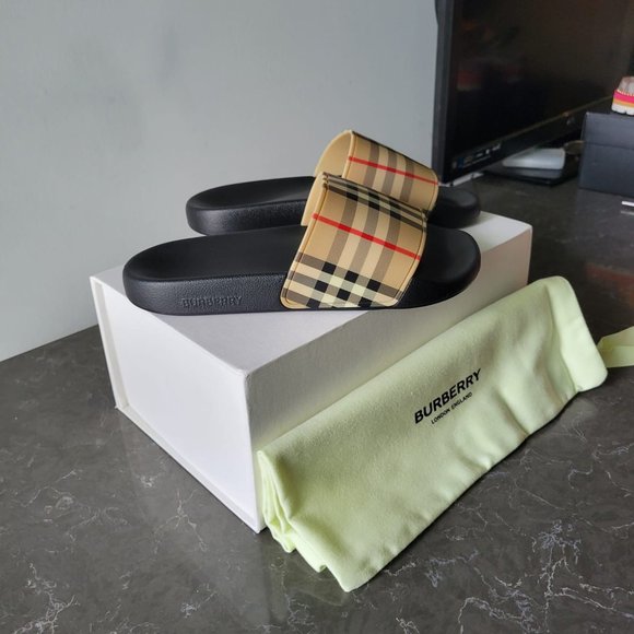 $398 *NEW* (9) Burberry Printed Sandals/Slides - Picture 16 of 16
